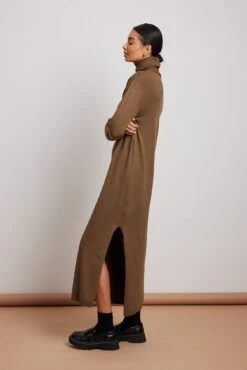 NA-KD Robe Longue Fendue En Tricot à Col Montant -Lady Doux Soldes Magasin nakd long high neck knitted sllit dress 1100 005371 0017 01c 1