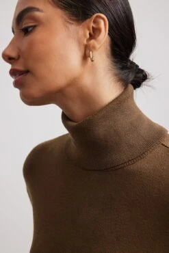 NA-KD Robe Longue Fendue En Tricot à Col Montant -Lady Doux Soldes Magasin nakd long high neck knitted sllit dress 1100 005371 0017 0419