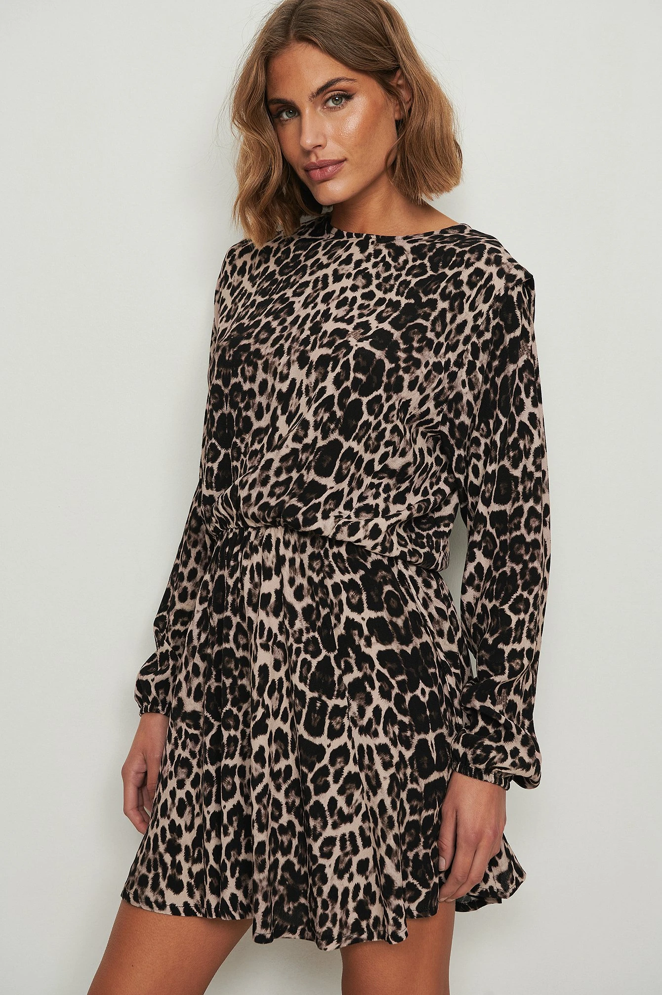 NA-KD Robe Mini Coupe Ample 2 NA-KD Robe Mini Coupe Ample – Image 2