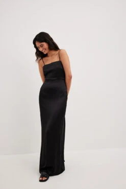 Robe Longue En Satin à Dos Dégagé -Lady Doux Soldes Magasin nakd low back satin maxi dress 1804 000007 0002 10888 01c