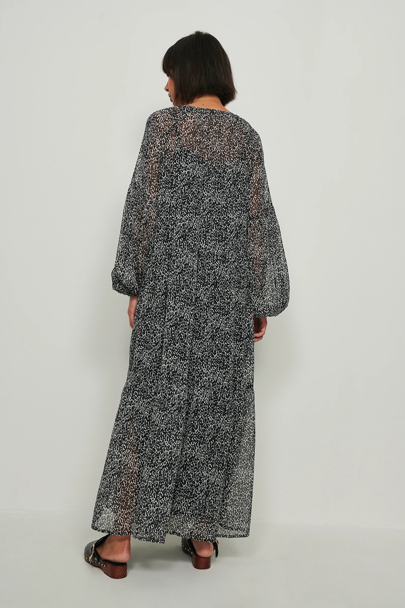 NA-KD Recyclée Robe Maxi Transparente 2 NA-KD Recyclée Robe Maxi Transparente – Image 2