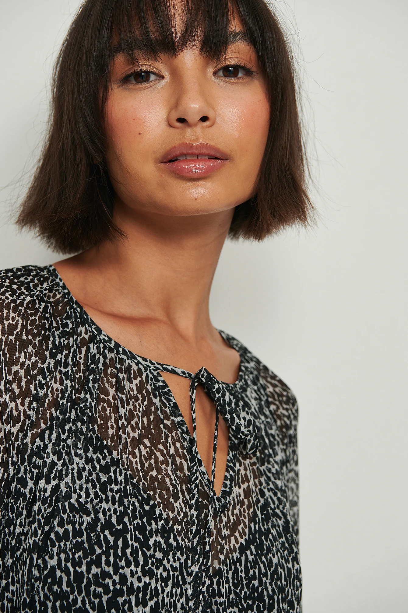 NA-KD Recyclée Robe Maxi Transparente 4 NA-KD Recyclée Robe Maxi Transparente – Image 4