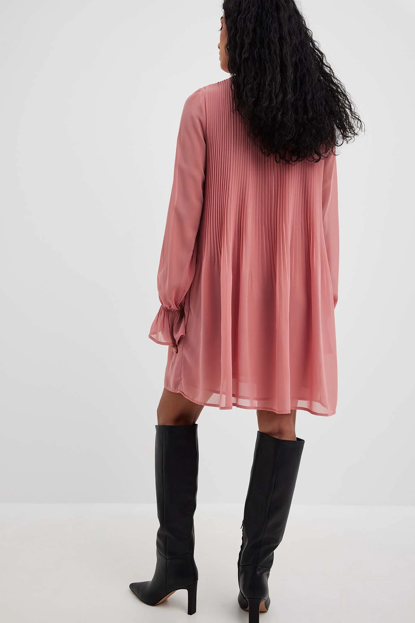 NA-KD Robe Mini Plissée 11 NA-KD Robe Mini Plissée – Image 11