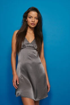 Robe Mini En Satin 15 Robe Mini En Satin -Lady Doux Soldes Magasin nakd mini satin dress 1017 001115 0008 03a