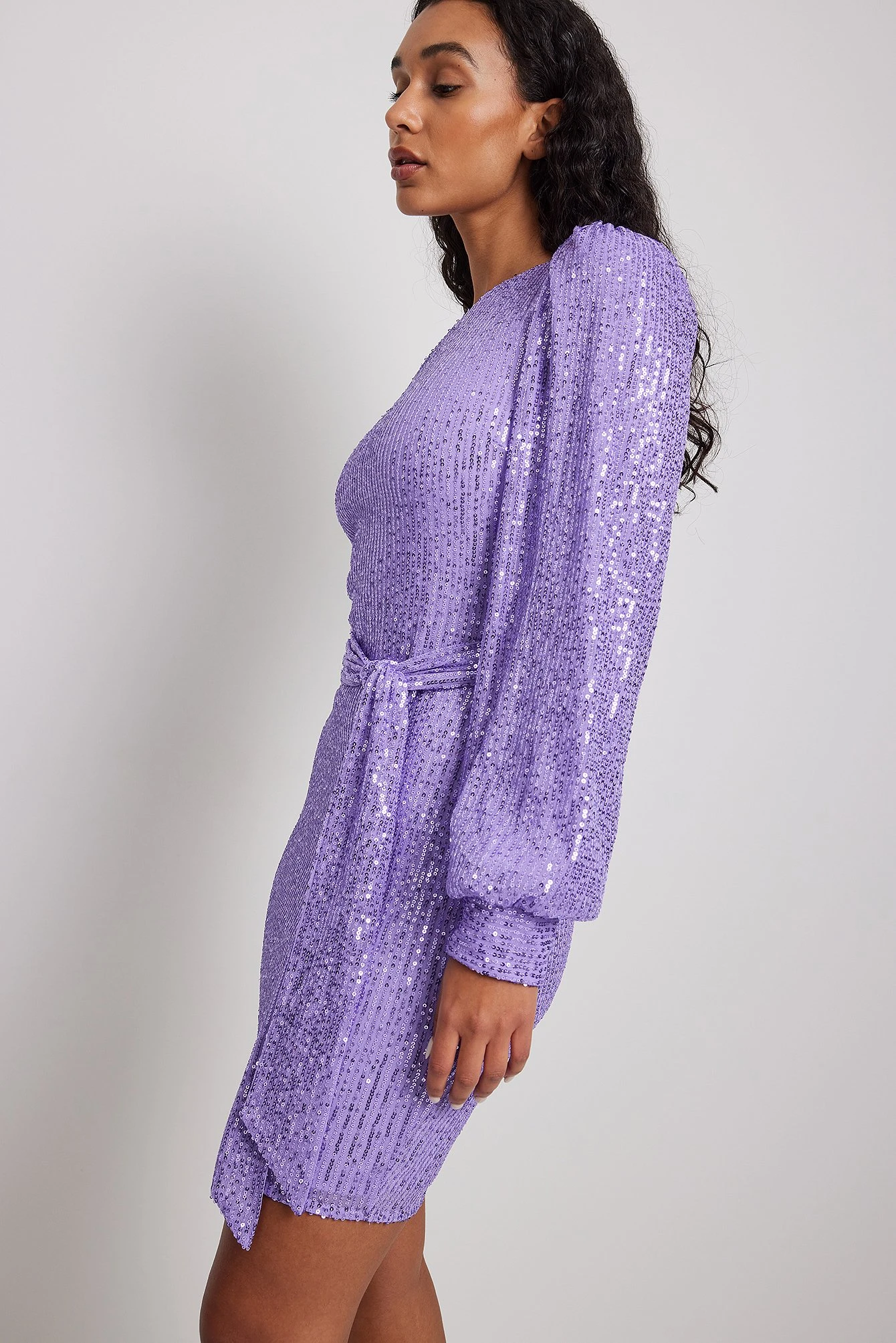 Robe Courte Asymétrique à Sequins 4 Robe Courte Asymétrique à Sequins – Image 4