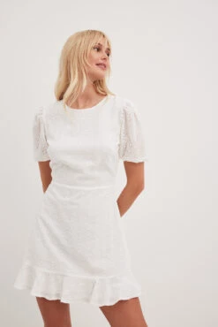 Robe Courte à Broderie Anglaise Et Dos Ouvert