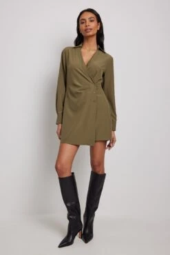 NA-KD Robe Portefeuille Courte Boutonnée 11 NA-KD Robe Portefeuille Courte Boutonnée -Lady Doux Soldes Magasin nakd overlap button detail mini dress 1100 006851 0046 1138