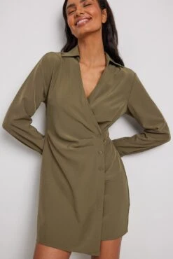 NA-KD Robe Portefeuille Courte Boutonnée 12 NA-KD Robe Portefeuille Courte Boutonnée -Lady Doux Soldes Magasin nakd overlap button detail mini dress 1100 006851 0046 1159