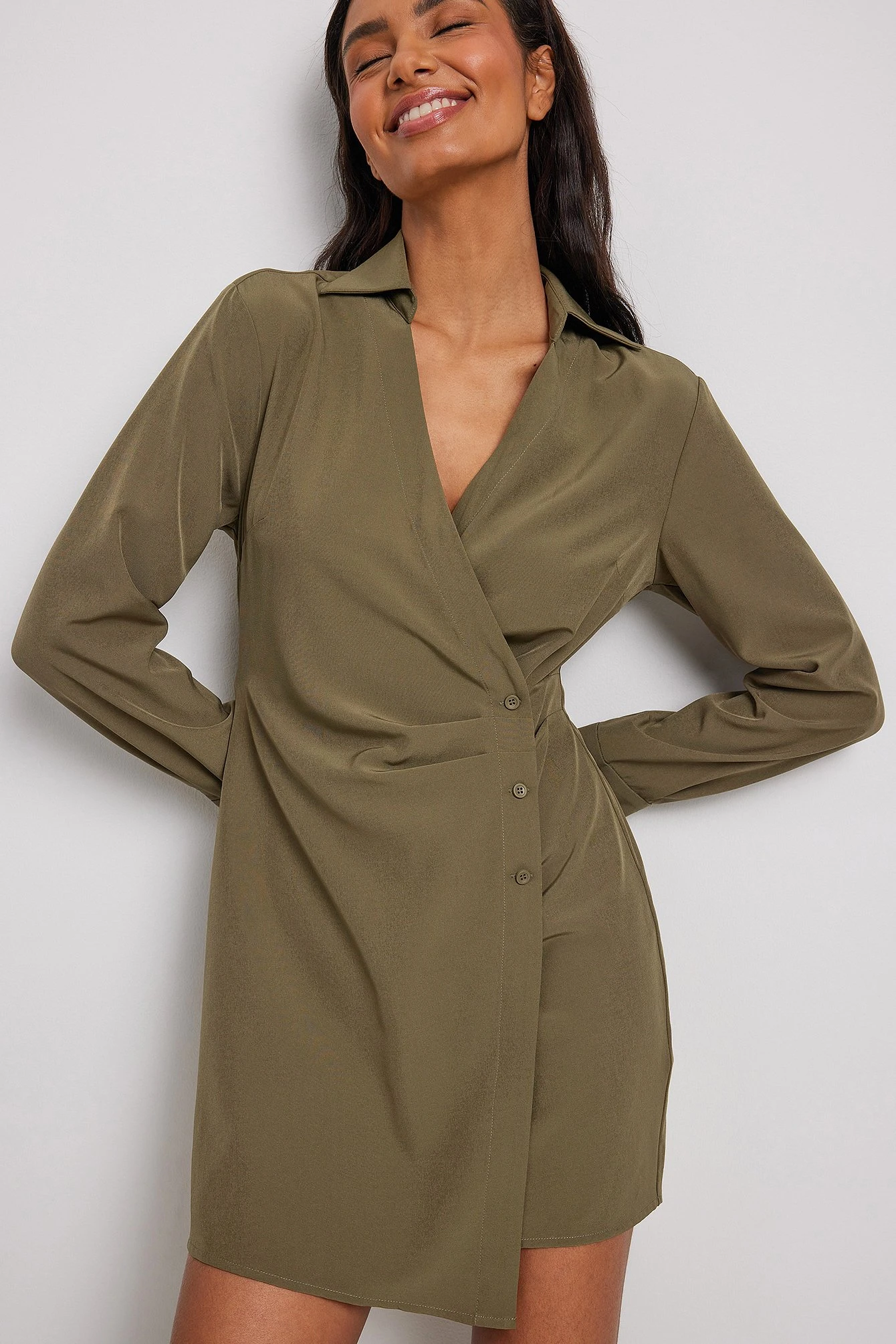 NA-KD Robe Portefeuille Courte Boutonnée 4 NA-KD Robe Portefeuille Courte Boutonnée – Image 4