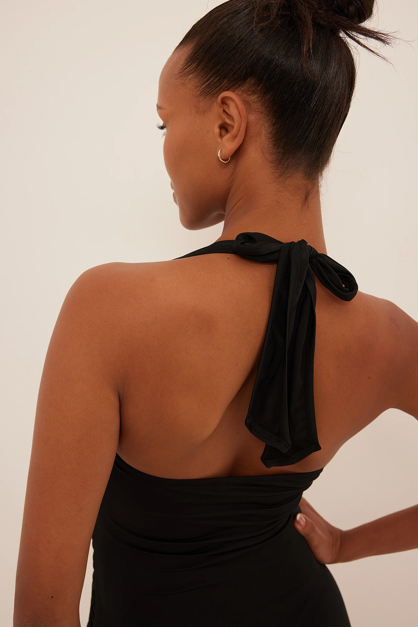 NA-KD Robe Courte Dos Nu à Superpositions 8 NA-KD Robe Courte Dos Nu à Superpositions – Image 8