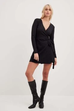 NA-KD Robe Portefeuille Courte à Nouer Recyclée -Lady Doux Soldes Magasin nakd overlap tie short dress 1660 000222 0002 15622