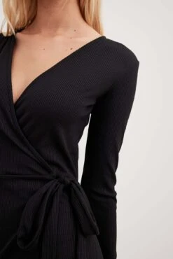 NA-KD Robe Portefeuille Courte à Nouer Recyclée -Lady Doux Soldes Magasin nakd overlap tie short dress 1660 000222 0002 15645