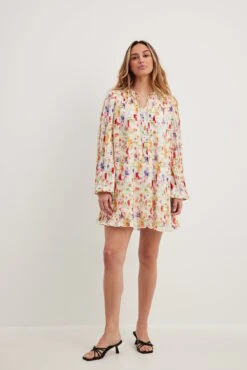 Robe Courte Fluide Plissée 11 Robe Courte Fluide Plissée -Lady Doux Soldes Magasin nakd pleated flowy mini dress 1014 001596 8822 36728