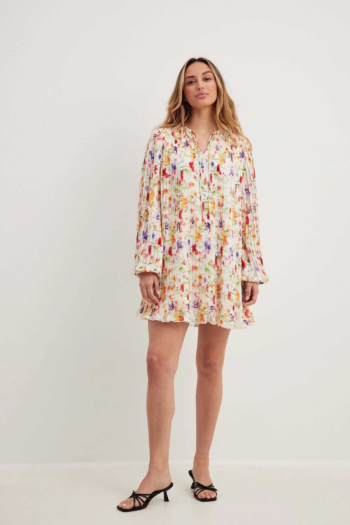 Robe Courte Fluide Plissée 3 Robe Courte Fluide Plissée – Image 3