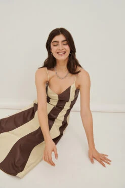 Robe Mi-longue En Faux Cuir à Col En V