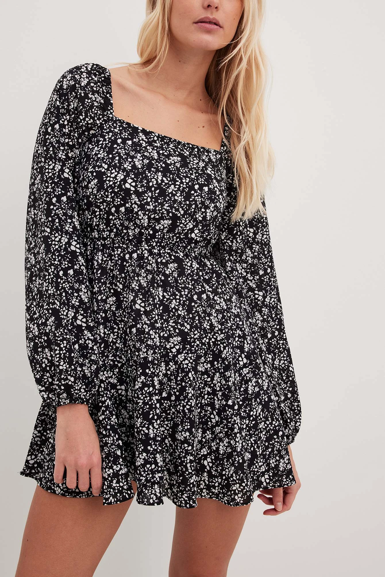 Mini Robe à Détails Volants 1 Mini Robe à Détails Volants