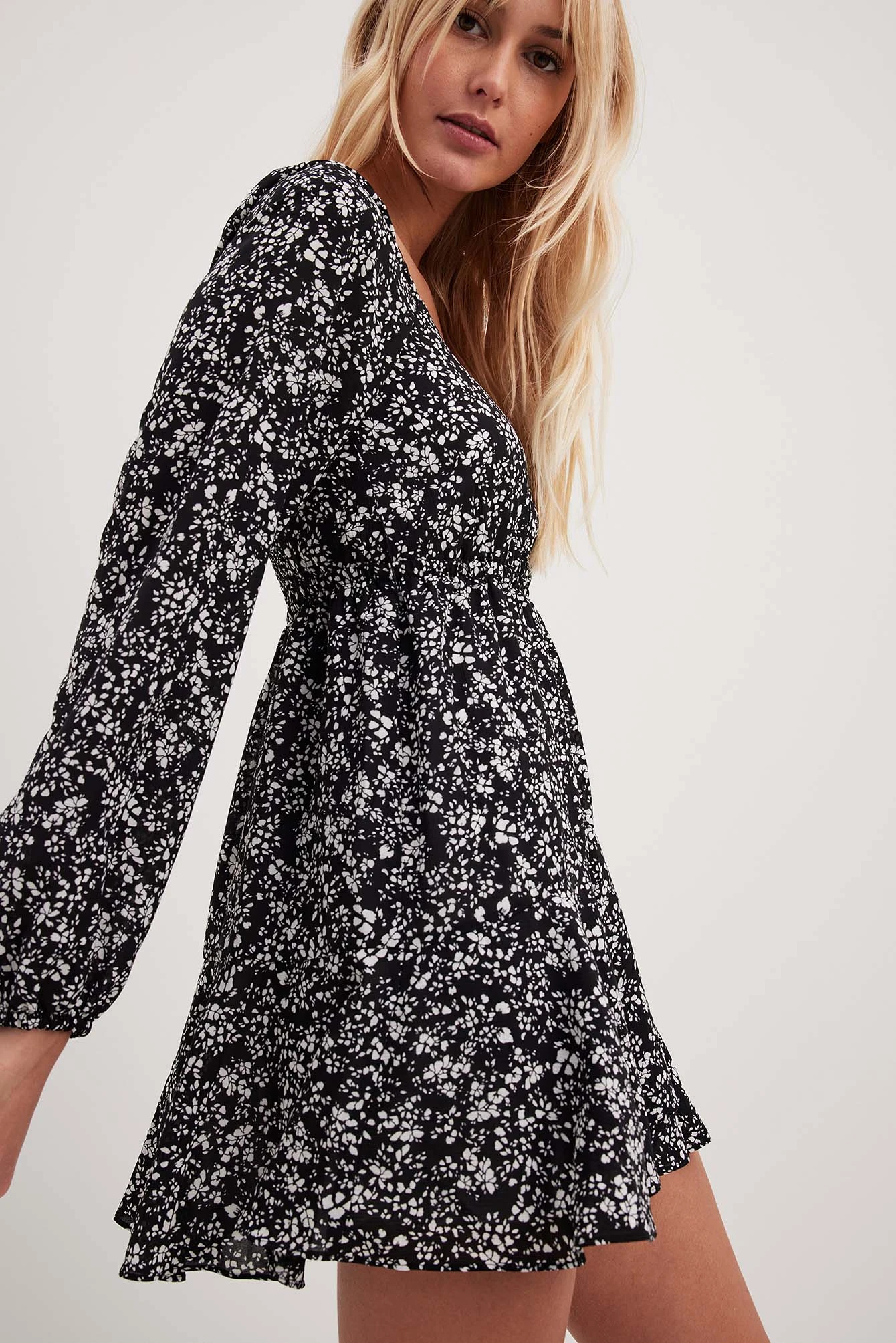 Mini Robe à Détails Volants 4 Mini Robe à Détails Volants – Image 4