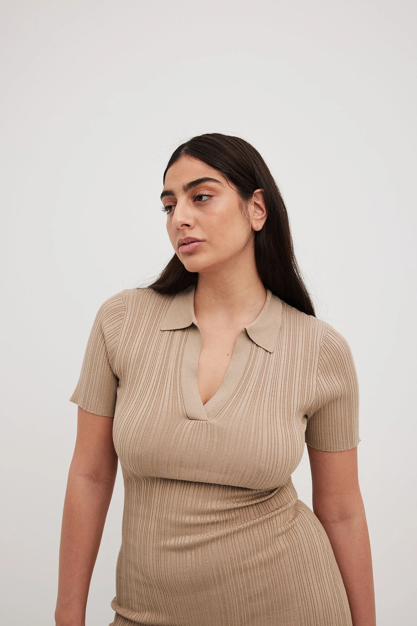 NA-KD Robe Mi-longue En Maille Côtelée à Col 3 NA-KD Robe Mi-longue En Maille Côtelée à Col – Image 3