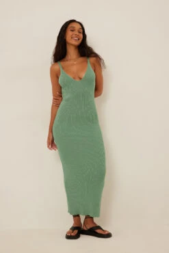 Robe En Maille Côtelée Et Dos Plongeant 24 Robe En Maille Côtelée Et Dos Plongeant -Lady Doux Soldes Magasin nakd ribbed knitted deep back dress 1018 009506 0010 1506