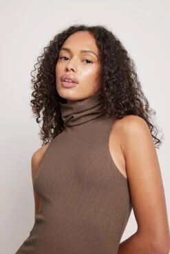 NA-KD Mini Robe Côtelée -Lady Doux Soldes Magasin nakd ribbed turtle neck mini dress 1100 006624 0017 8627 01r