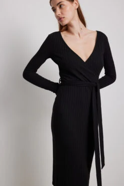 NA-KD Robe Portefeuille Mi-longue Côtelée Avec Ceinture 17 NA-KD Robe Portefeuille Mi-longue Côtelée Avec Ceinture -Lady Doux Soldes Magasin nakd ribbed wrap belted midi dress 1100 006915 0002 37913