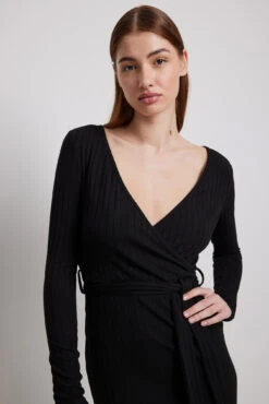 NA-KD Robe Portefeuille Mi-longue Côtelée Avec Ceinture 16 NA-KD Robe Portefeuille Mi-longue Côtelée Avec Ceinture -Lady Doux Soldes Magasin nakd ribbed wrap belted midi dress 1100 006915 0002 37938