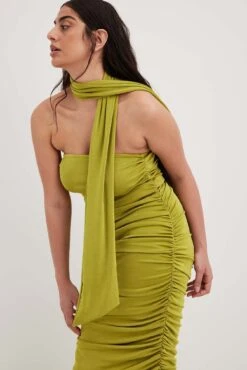 Robe Ruchée Avec Détail D'écharpe -Lady Doux Soldes Magasin nakd rouched strapless scarf dress 1018 010327 0010 5518 1