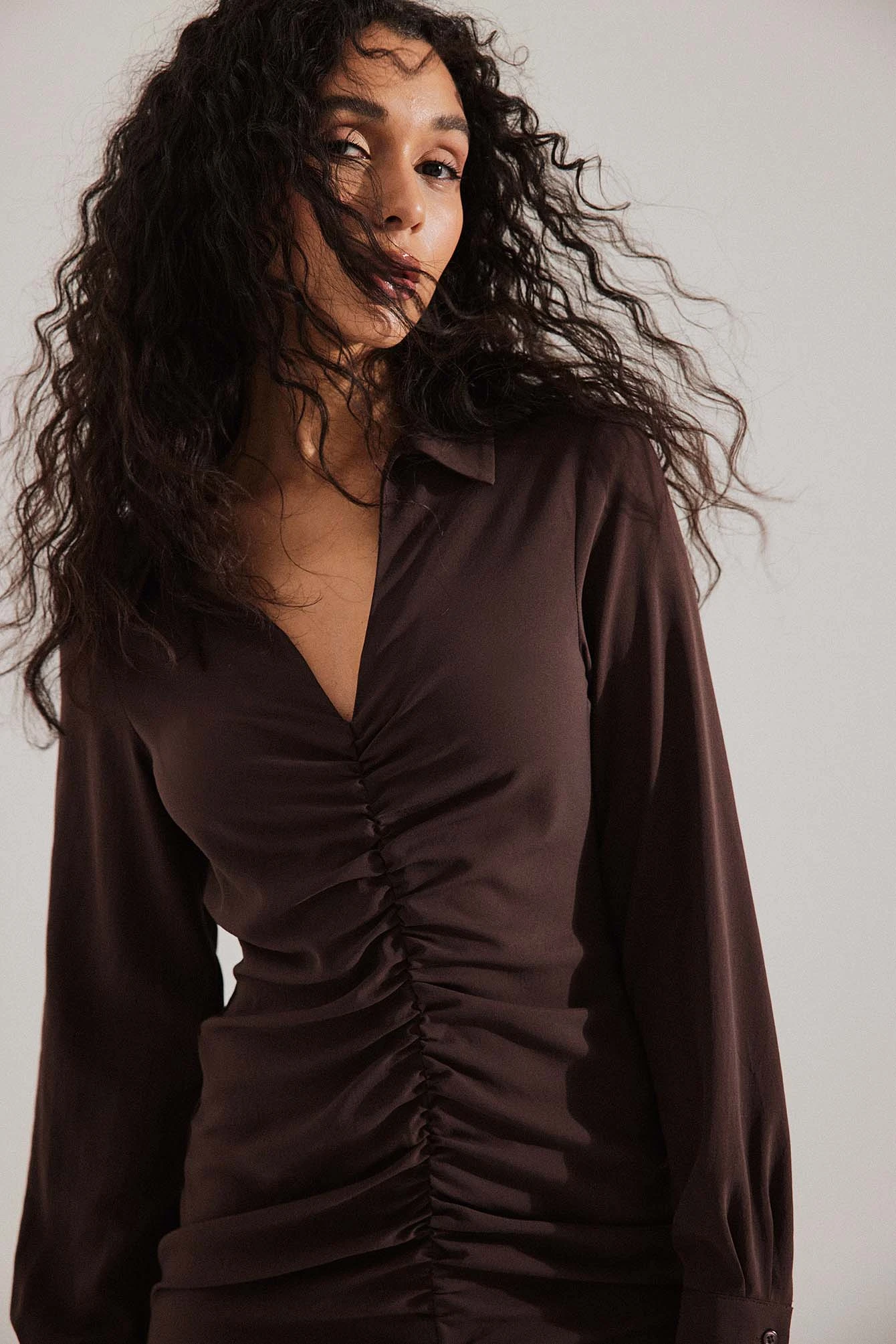 Robe Mi-longue Froncée Sur Le Devant