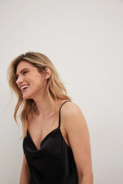 NA-KD Robe Midi Satin -Lady Doux Soldes Magasin nakd satin midi dress 1100 006812 0002 28154