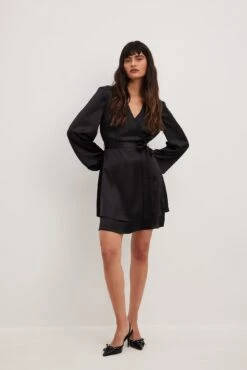 Robe Portefeuille Courte En Tissu Satiné -Lady Doux Soldes Magasin nakd satin overlap mini dress 1014 001509 0002 33331 01c