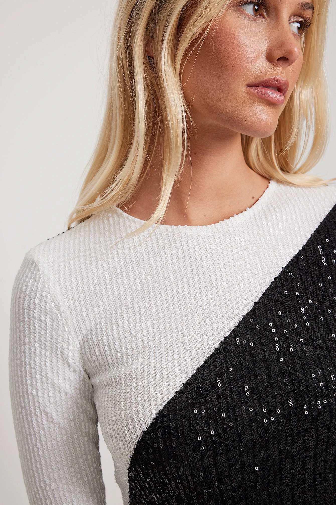 Robe Mi-longue Effet Color Block à Sequins – Image 5