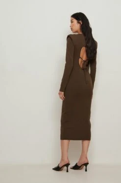 Robe Tricotée Dos Nu Et Épaules Saillantes -Lady Doux Soldes Magasin nakd sharp shoulder open back knitted dress 1018 007834 1334 01d