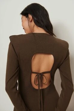 Robe Tricotée Dos Nu Et Épaules Saillantes -Lady Doux Soldes Magasin nakd sharp shoulder open back knitted dress 1018 007834 1334 03b