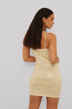 Robe Brillante Avec Décolleté En Cascade -Lady Doux Soldes Magasin nakd shiny waterfall neckline dress 1017 001781 0005 0902 recovered 01r