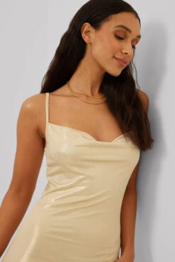 Robe Brillante Avec Décolleté En Cascade -Lady Doux Soldes Magasin nakd shiny waterfall neckline dress 1017 001781 0005 0912 recovered 01r