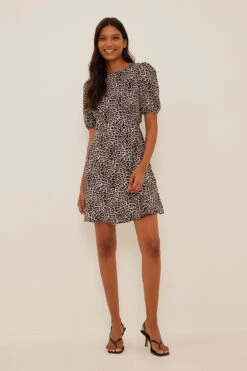 NA-KD Robe Mini Dos Nu à Manches Courtes 38 NA-KD Robe Mini Dos Nu à Manches Courtes -Lady Doux Soldes Magasin nakd short sleeve open back mini dress 1100 003574 1045 01c