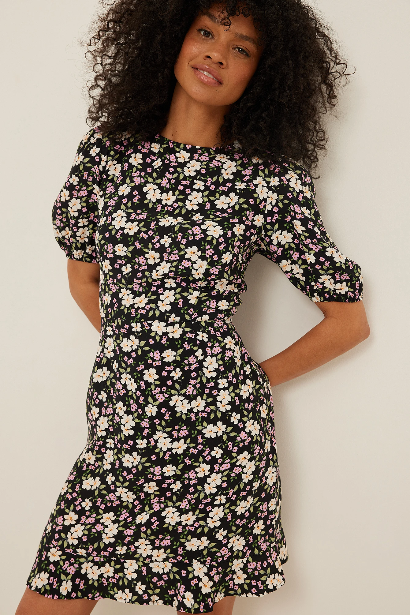 NA-KD Robe Mini Dos Nu à Manches Courtes 13 NA-KD Robe Mini Dos Nu à Manches Courtes – Image 13