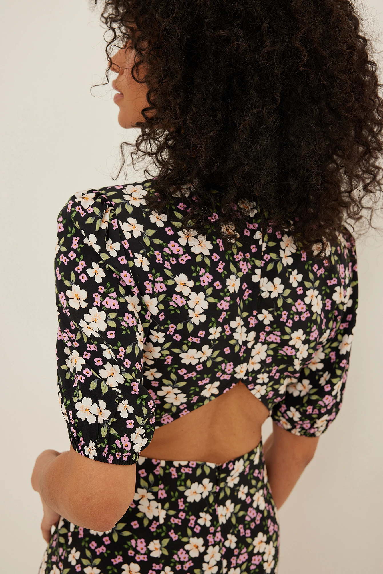 NA-KD Robe Mini Dos Nu à Manches Courtes 12 NA-KD Robe Mini Dos Nu à Manches Courtes – Image 12