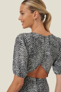 NA-KD Robe Mini Dos Nu à Manches Courtes -Lady Doux Soldes Magasin nakd short sleeve open back mini dress 1100 003574 1511 04g 2 1