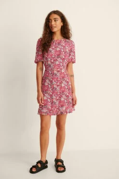 NA-KD Robe Mini Dos Nu à Manches Courtes -Lady Doux Soldes Magasin nakd short sleeve open back mini dress 1100 003574 3186 02c 1