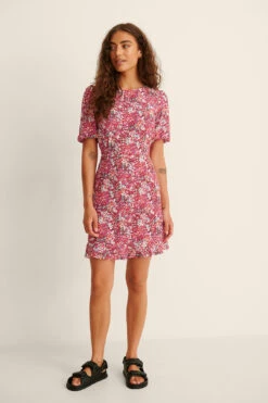 NA-KD Robe Mini Dos Nu à Manches Courtes 36 NA-KD Robe Mini Dos Nu à Manches Courtes -Lady Doux Soldes Magasin nakd short sleeve open back mini dress 1100 003574 3186 02c