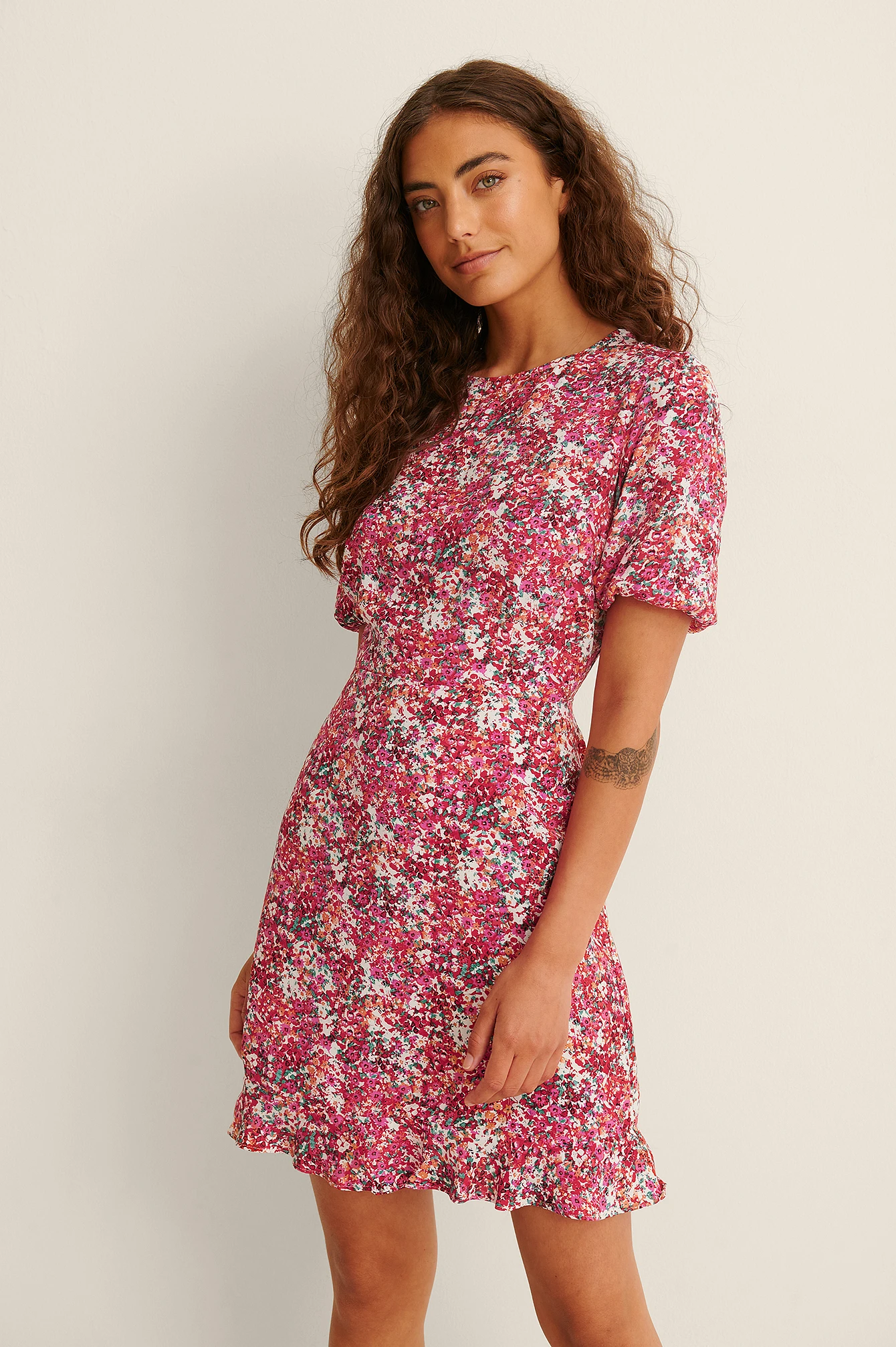 NA-KD Robe Mini Dos Nu à Manches Courtes 15 NA-KD Robe Mini Dos Nu à Manches Courtes – Image 15