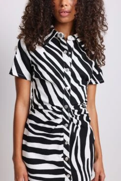 NA-KD Robe Froncée En Jean à Manches Courtes 14 NA-KD Robe Froncée En Jean à Manches Courtes -Lady Doux Soldes Magasin nakd short sleeve rouched denim dress 1100 006577 0142 17