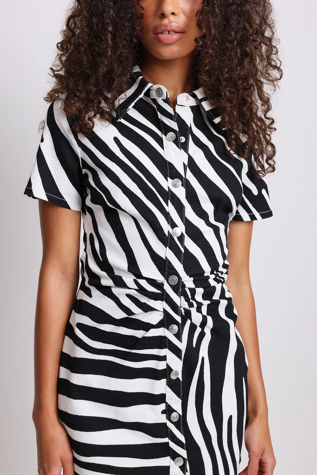 NA-KD Robe Froncée En Jean à Manches Courtes 7 NA-KD Robe Froncée En Jean à Manches Courtes – Image 7