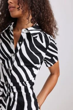 NA-KD Robe Froncée En Jean à Manches Courtes 15 NA-KD Robe Froncée En Jean à Manches Courtes -Lady Doux Soldes Magasin nakd short sleeve rouched denim dress 1100 006577 0142 34