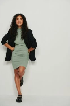 Robe à Col Roulé Sans Manches -Lady Doux Soldes Magasin nakd sleeve turtleneck dress 1044 000209 0052 03c