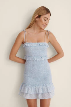 Robe Mi-longue à Smocks 25 Robe Mi-longue à Smocks -Lady Doux Soldes Magasin nakd smocked anglaise mini dress 1014 001186 0003 01j