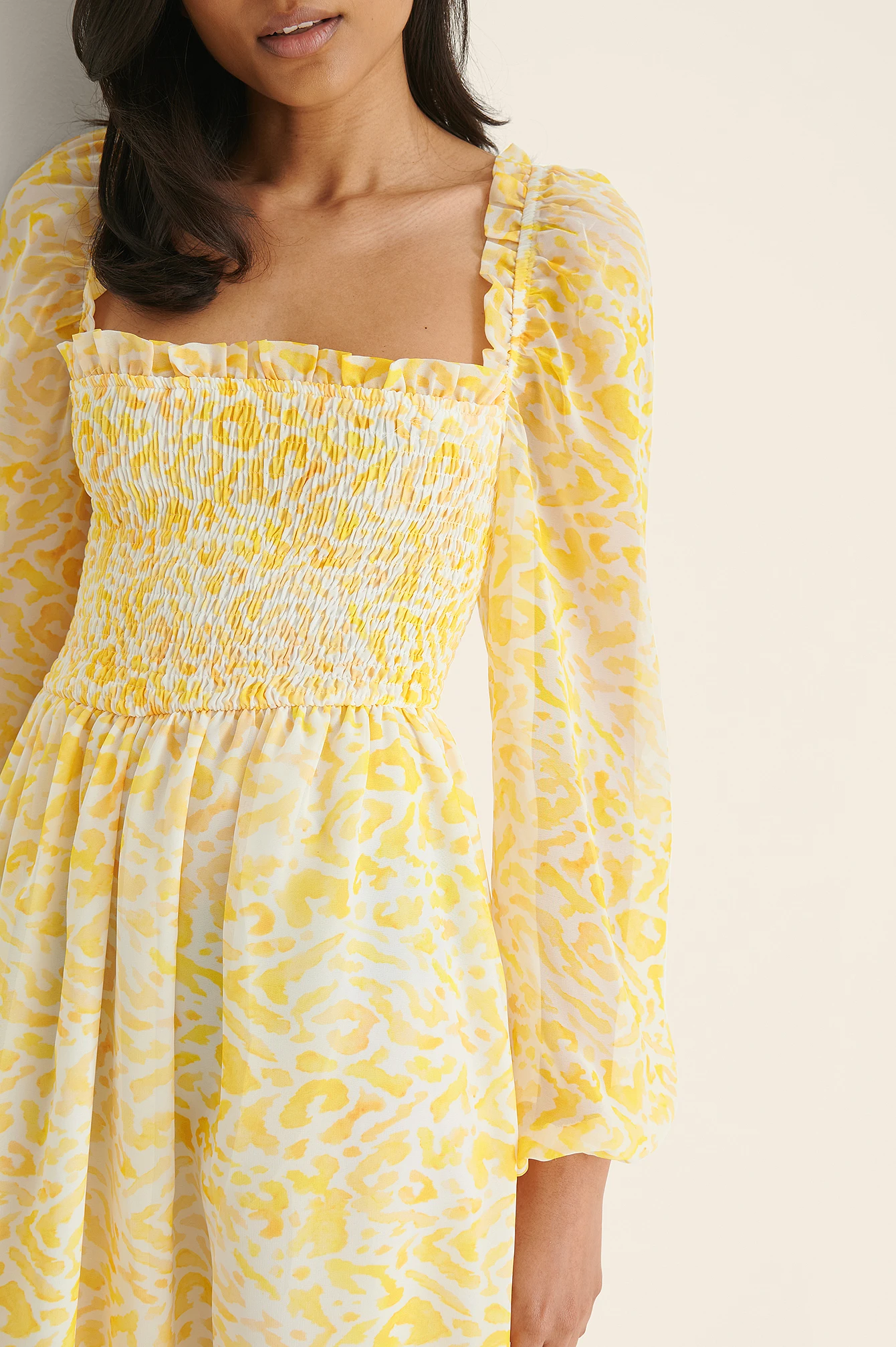 NA-KD Robe Longue à Manches Ballons Smockées Recyclée 4 NA-KD Robe Longue à Manches Ballons Smockées Recyclée – Image 4