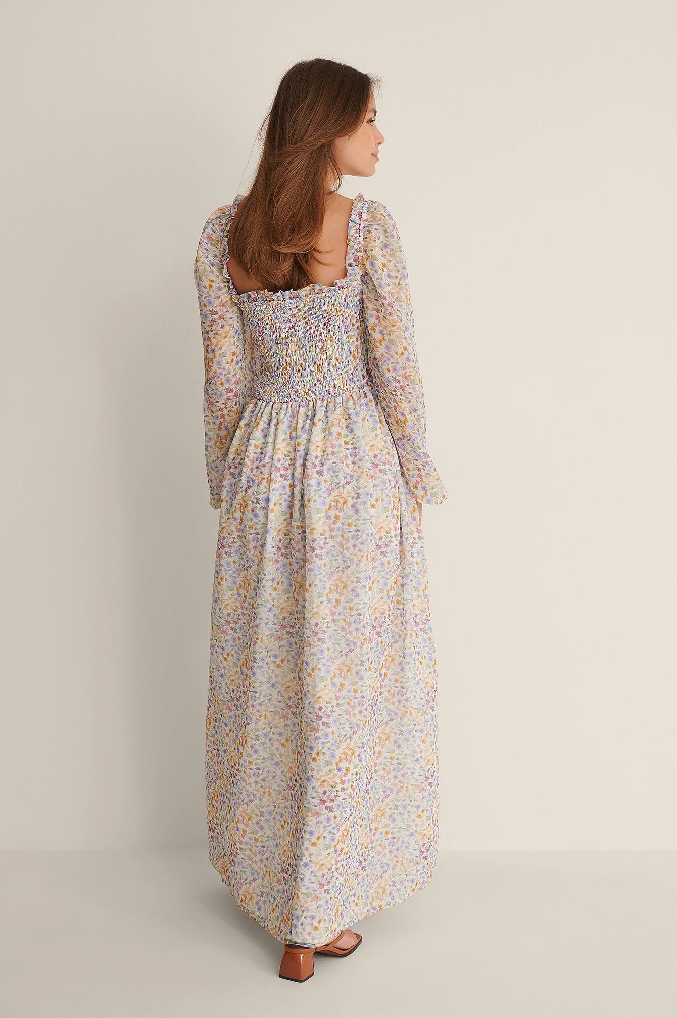 NA-KD Robe Longue à Manches Ballons Smockées Recyclée 6 NA-KD Robe Longue à Manches Ballons Smockées Recyclée – Image 6