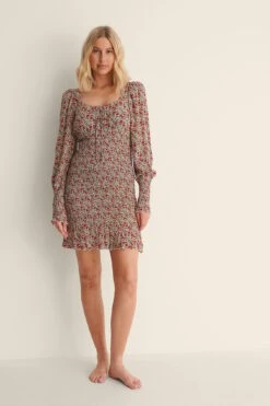 NA-KD Robe Mi-longue à Smocks -Lady Doux Soldes Magasin nakd smocked ls mini dress 1100 004519 8780 03c